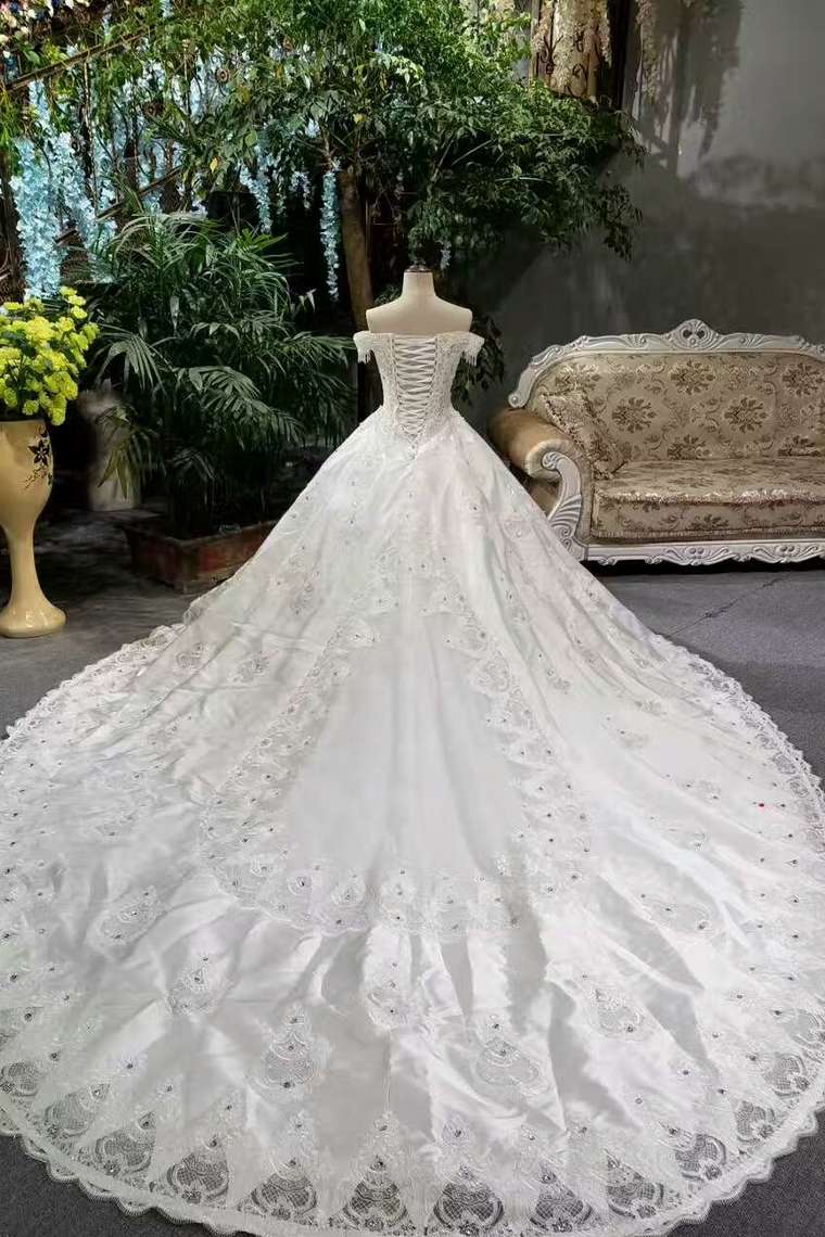 2022 Luxurious Satin Wedding Dresses Lace Up Boat Neck With Appliques And Sequins