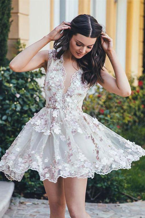 A-Line V-Neck Sleeveless Short White Tulle Homecoming Dress with Appliques WK117