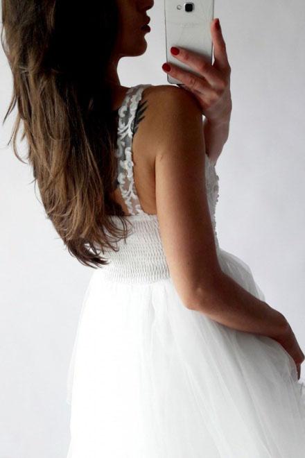 A-Line V-Neck Short Prom Dress White Tulle Lace Beads Homecoming Dress with Appliques WK717